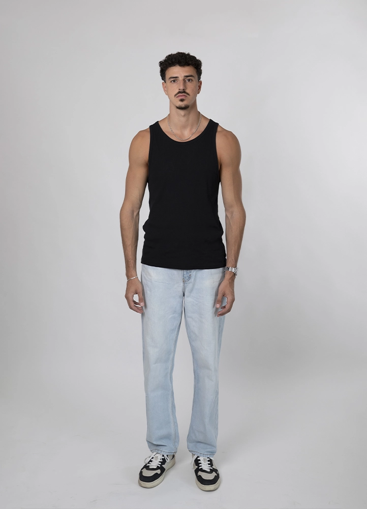 Polaroïd en plein pied de Noam sur fond gris, réalisé pour son premier book photo homme en studio à Paris