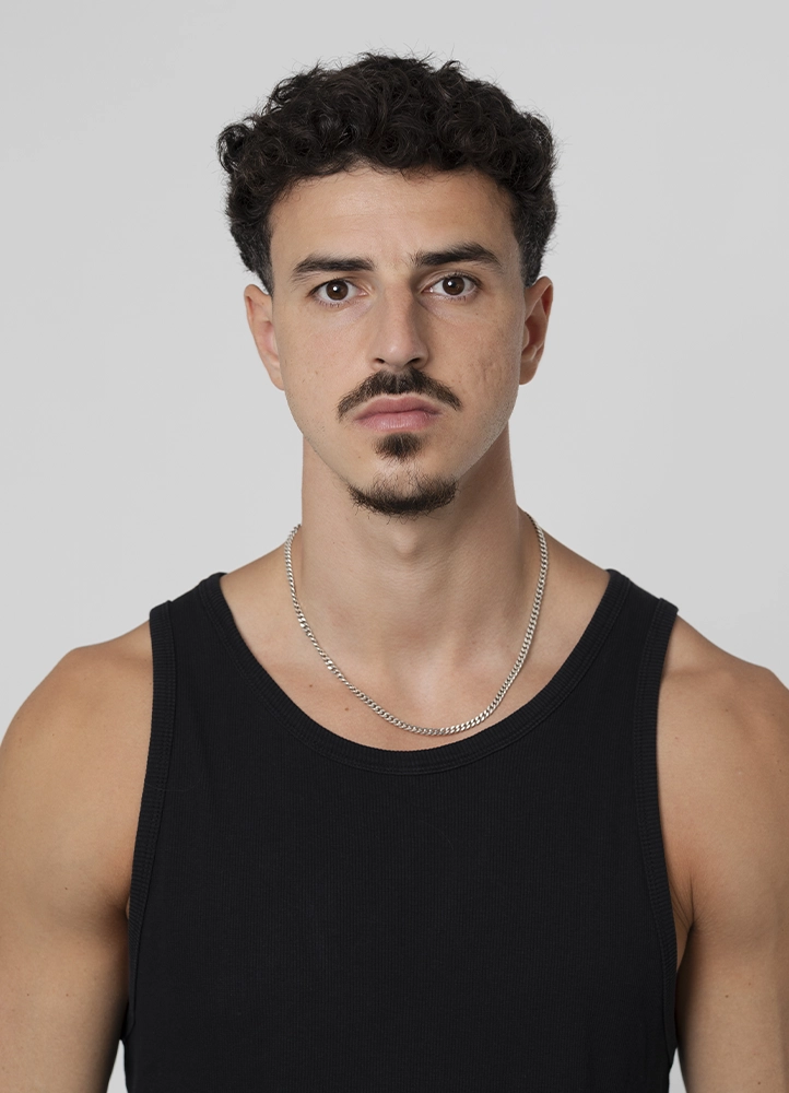 Portrait polaroïd de Noam de face sur fond gris pour un book photo homme en studio à Paris.