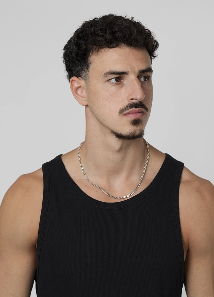 Portrait polaroïd de Noam de face sur fond gris pour un book photo homme en studio à Paris.
